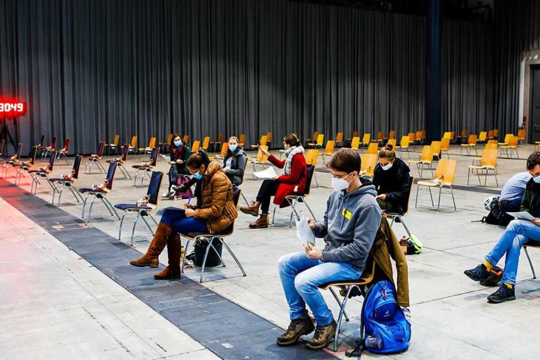 Studierende sitzen während einem Probe...nverträglichkeiten einstellen sollten.  | Foto: Philipp von Ditfurth (dpa)