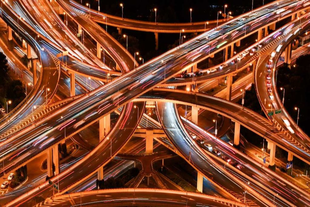 Ein Autobahnkreuz in Shanghai bei Nach...Instituts in diesem Jahr die Biomasse.  | Foto: Li He (dpa)