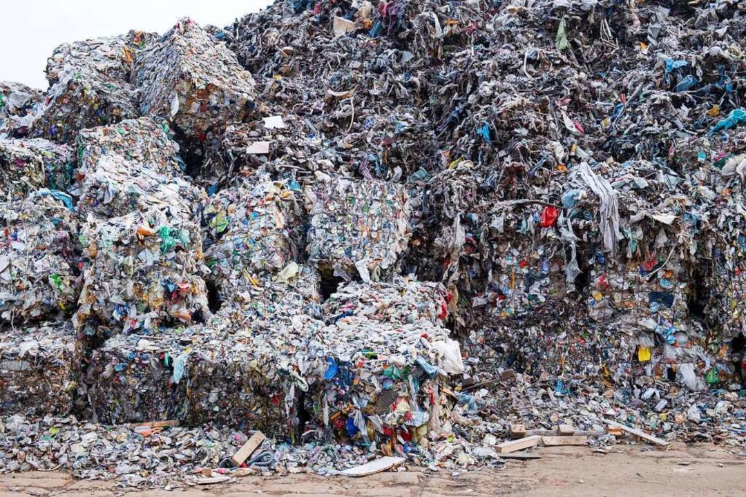 In Ballen gepresster Verpackungsmll l...che Produktion an Plastik aufzuwiegen.  | Foto: Bernd von Jutrczenka (dpa)