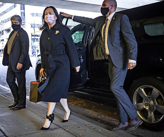 Meng Wanzhou (Mitte), Finanzchefin von...hof von British Columbia in Vancouver.  | Foto: Darryl Dyck (dpa)