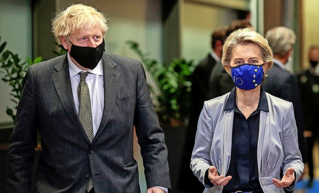 Groe Meinungsunterschiede: Boris John... der Leyen am Mittwochabend in Brssel  | Foto: OLIVIER HOSLET (AFP)