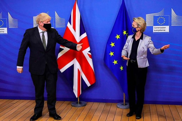 Das geht&#8217;s raus: Der britische P...ommissionschefin Ursula von der Leyen.  | Foto: AARON CHOWN (AFP)