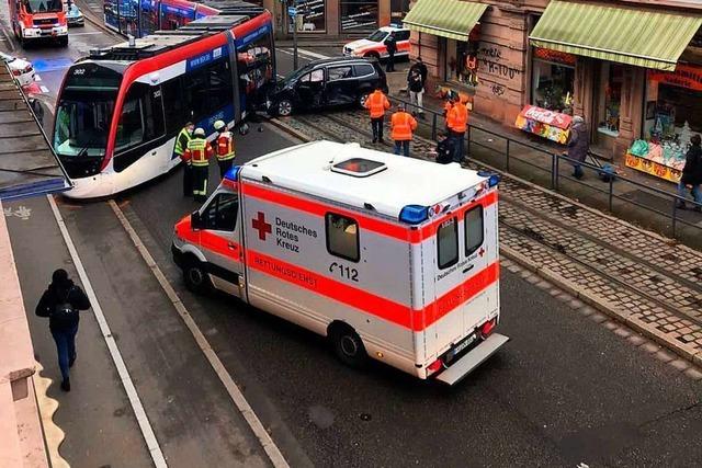 Straenbahn entgleist nach Kollision am Freiburger Schwabentor – fnf Personen verletzt