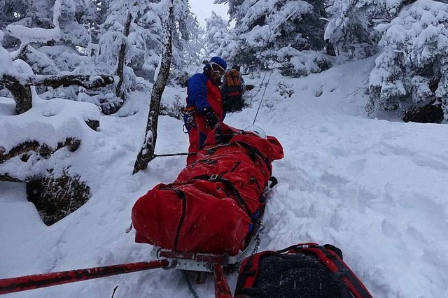 Ein Einsatzteam der Bergwacht Schwarzwald transportiert eine geborgene Person.   | Foto: Ortsgruppe Mnstertal