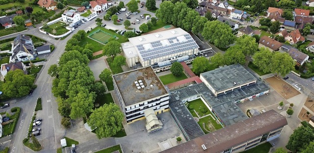 Das Schulzentrum in Endingen von oben ...ro die neue Grundschule gebaut werden.  | Foto: Michael Saurer