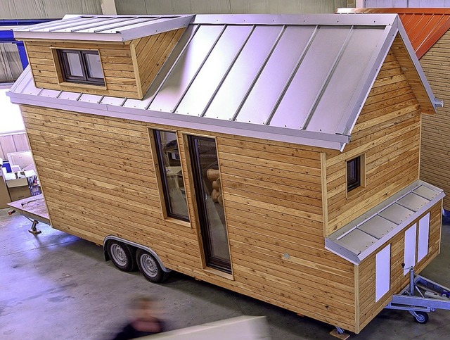 Kompakt, aus Holz und mit Blechdach: So sieht ein Tiny-House aus.  | Foto: Jens Bttner (dpa)