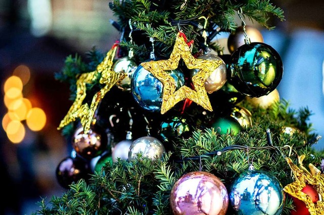 Adventsdekoration hngt an einem Weihnachtsbaum  | Foto: Hauke-Christian Dittrich (dpa)