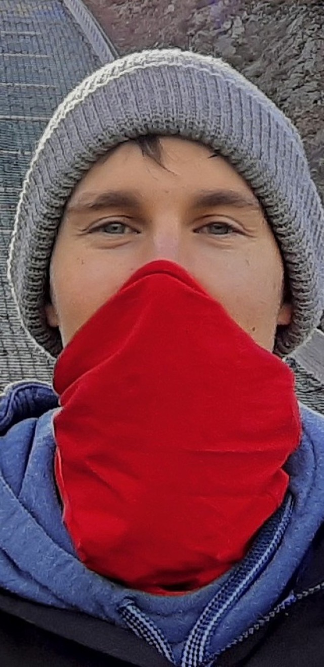 Aus dem roten Buff wird eine Maske: Sk...r Julian Ketterer von der SZ Breitnau   | Foto: Johannes Bachmann