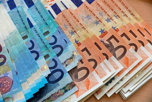 Noch einmal 500 Milliarden Euro und di...ich auf  extrem schwierige Zeiten ein.  | Foto: Bernd Wstneck (dpa)