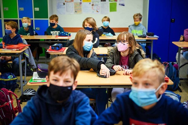 Unterricht mit Maske. Kinder mussten w...schrnkungen in ihrem Leben hinnehmen.  | Foto: Gregor Fischer (dpa)