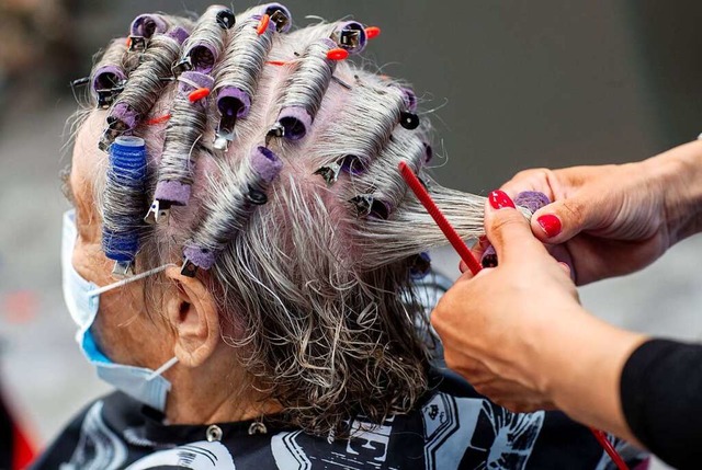 Eine Rentnerin aus Freiburg hat kein G...nd keins fr den Friseur. (Symbolbild)  | Foto: Jens Bttner (dpa)