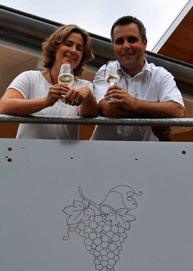 Martin und Nadine Schweizer gemeinsam auf dem Balkon ihres Ihringer Weinguts   | Foto: Kai Kricheldorff
