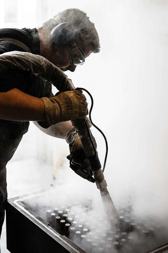 Mitarbeiter von Wisag reinigt  Werkzeuge mittels Trockeneis.   | Foto: Matthias Woeckel