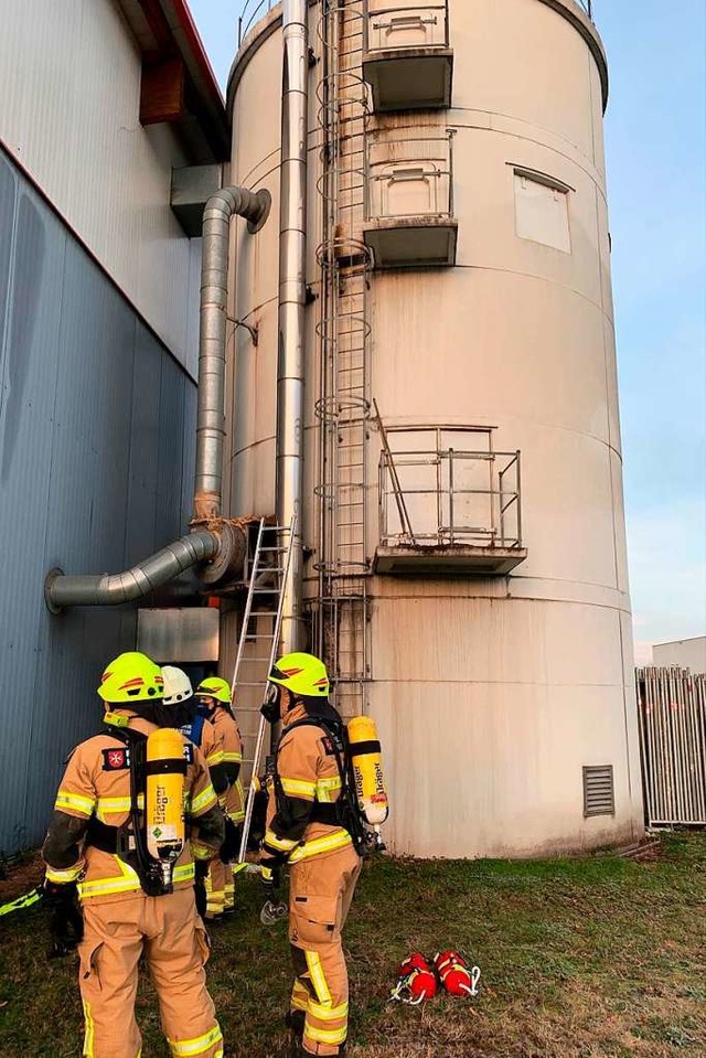 Die Feuerwehr erkundete das Silo und suchte nach der Brandstelle.  | Foto: Feuerwehr Heitersheim