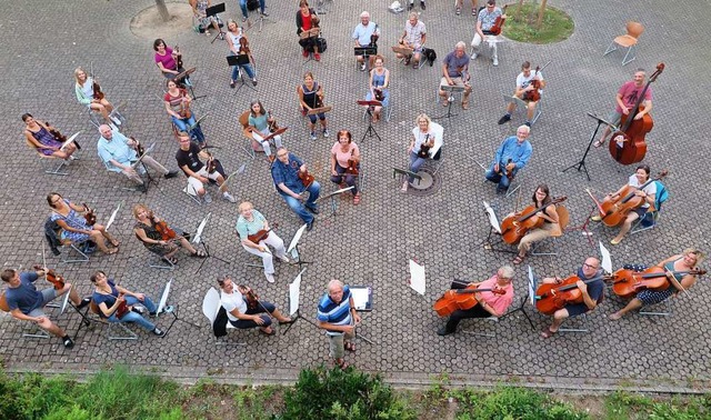 Im Sommer verlegte das Symphonieorchester seine Proben kurzerhand nach drauen.  | Foto: Beatrice Ehrlich