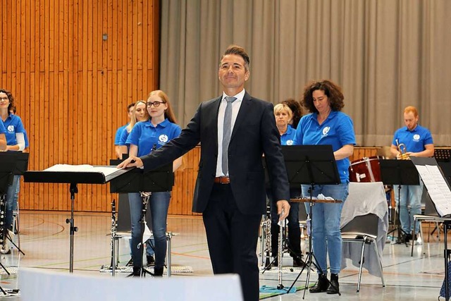Dirigent Rdiger Mller bei seinem ers...n Konzert mit der Endinger Stadtmusik.  | Foto: Ruth Seitz