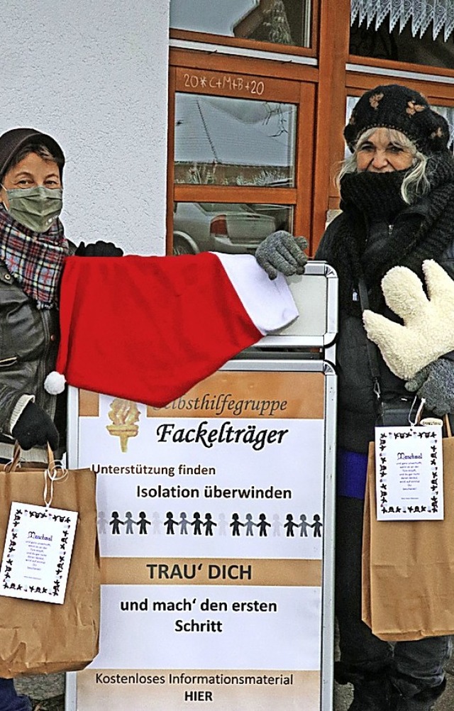 Petra Pauls-Glsemann (rechts) und eine Kollegin verteilen  Nikolaustten.   | Foto: Dorothe Kuhlmann