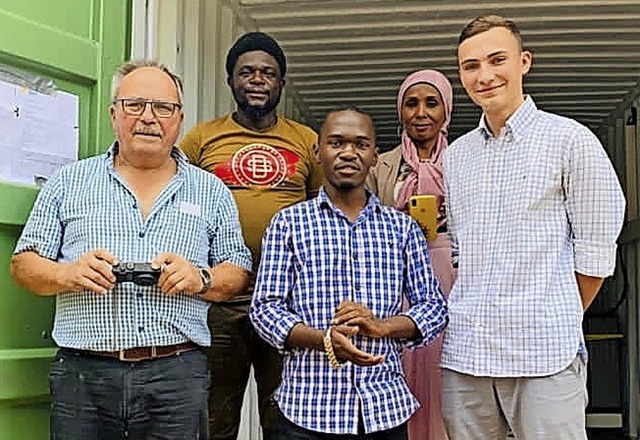 Fr den Aufbau der im Container gelief...iklas (rechts) in Tansania im Einsatz.  | Foto: Josef-Vogt-Stiftung