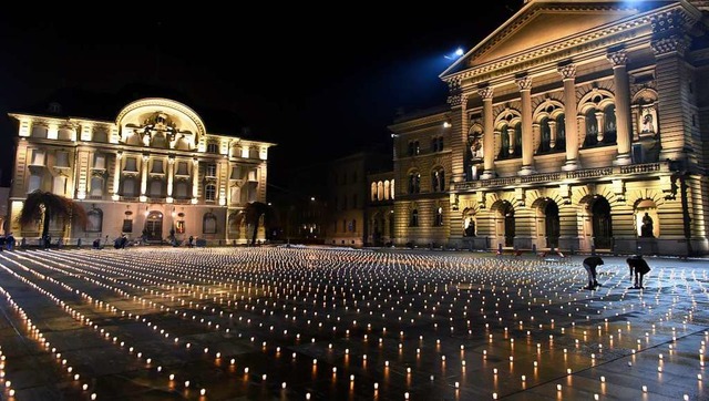 Lichter vor dem Bundeshaus in Bern: Je...wie die Pandemie bekmpft werden soll.  | Foto: Anthony Anex (dpa)