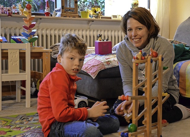 Der neunjhrige Tom Filip Mller mit seiner Mutter Britt Mller   | Foto: Gabriele Hennicke