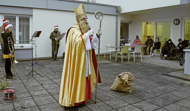 Station machte der  Nikolaus auf seine...eselfeld auch am Berthold-Kiefer-Haus.  | Foto: Sarah Weber