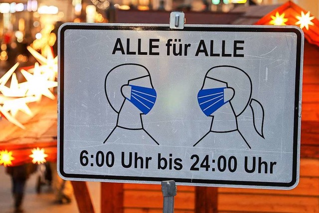 Ein Schild verweist in Dresden auf die...Corona-Regeln finden am Sonntag statt.  | Foto: Jan Woitas (dpa)