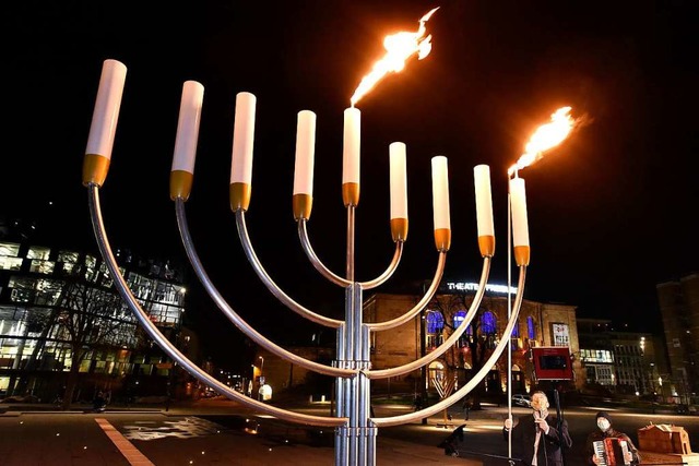 Der fnf Meter hohe Chanukka-Kerzenstnder am Platz der Alten Synagoge  | Foto: Thomas Kunz
