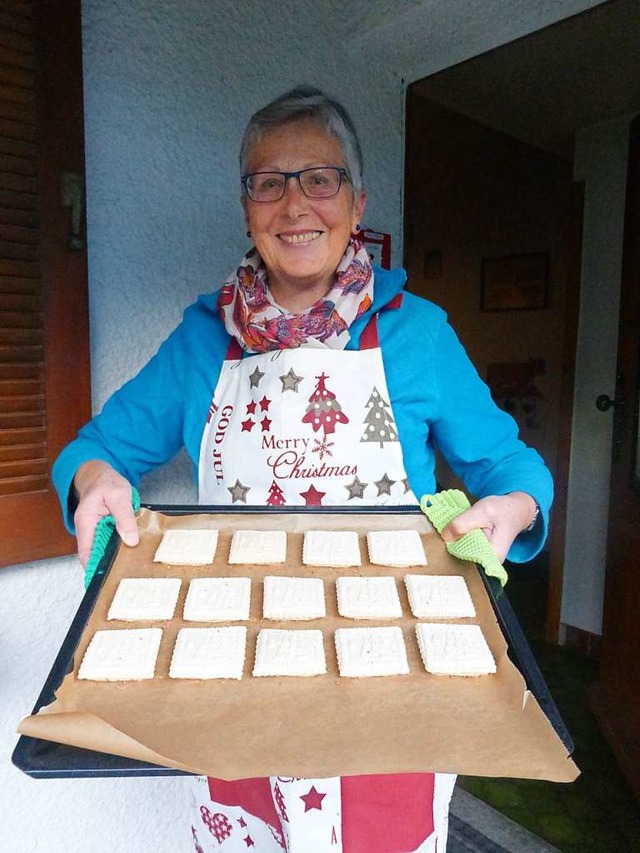 Brigitte Rees hat gerade wieder ein Blech Springerle gebacken.  | Foto: Andrea Gallien