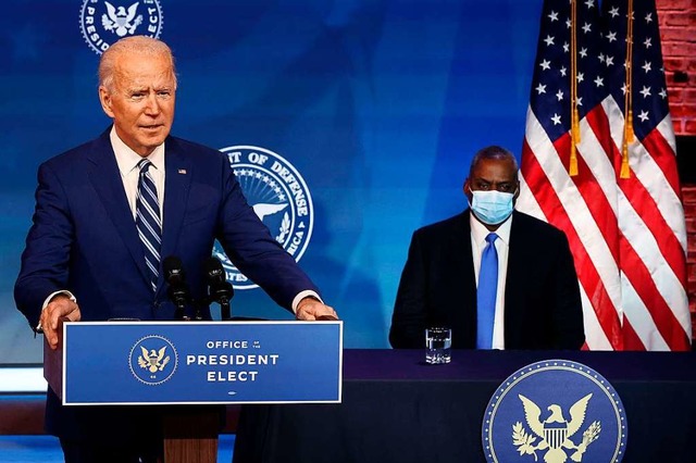 Joe Biden (links) macht  General Lloyd...hts) zu seinem Verteidigungsminister.   | Foto: CHIP SOMODEVILLA (AFP)