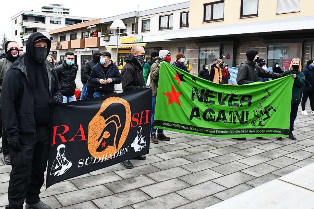 Antifaschisten auf dem Berliner Platz in Weil am Rhein  | Foto: Barbara Ruda