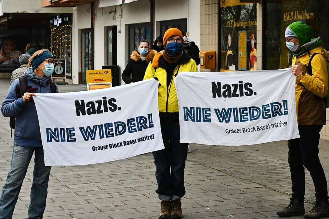 Antifaschisten auf dem Berliner Platz in Weil am Rhein  | Foto: Barbara Ruda