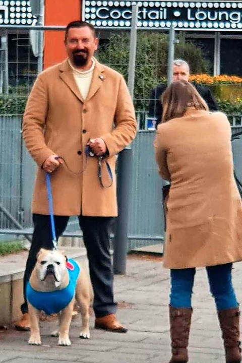 Dubravko Mandic mit Hund in Weil am Rhein  | Foto: BZ