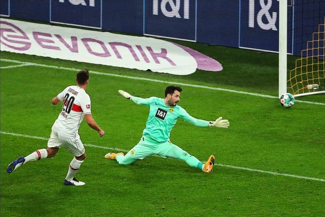 Der VfB Nimmersatt: Gegen Borussia Dor...ierte den Champions-League-Teilnehmer.  | Foto: Focke Strangmann (dpa)