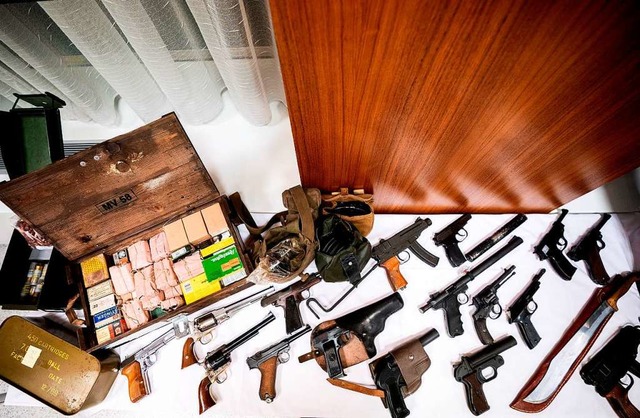 Beschlagnahmte Waffen werden im Rahmen...sterreich und zwei in Bayern gegeben.  | Foto: Georg Hochmuth (dpa)