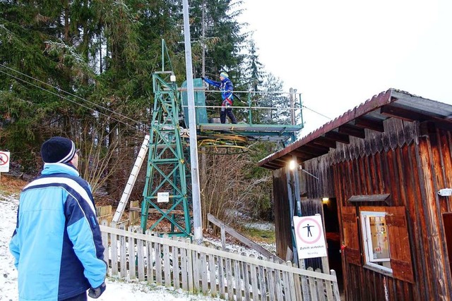 Liftgertewart Michael Thoma (links) s...fung der Liftanlage Auf Sandern zu.bei  | Foto: Heidi Rombach