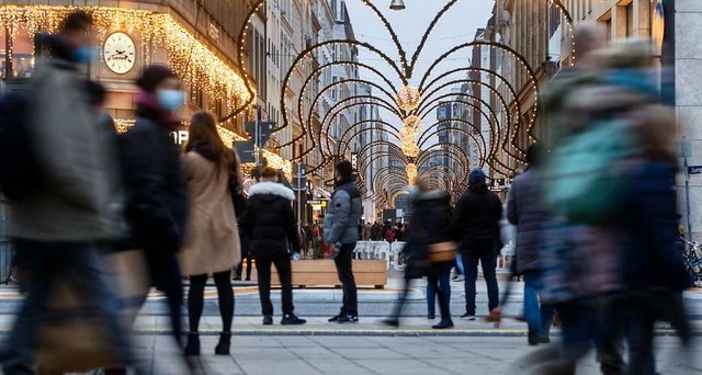 Shopper am Samstag in Hamburg: Der Ein...en nur Geschfte des tglichen Bedarfs  | Foto: Markus Scholz (dpa)