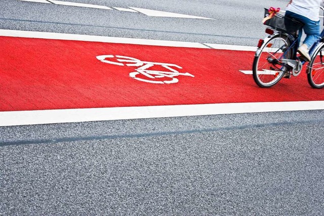 Ein derart deutlich abgegrenzter Radwe...rradfahrern ein Gefhl der Sicherheit.  | Foto: Pixelot  (stock.adobe.com)
