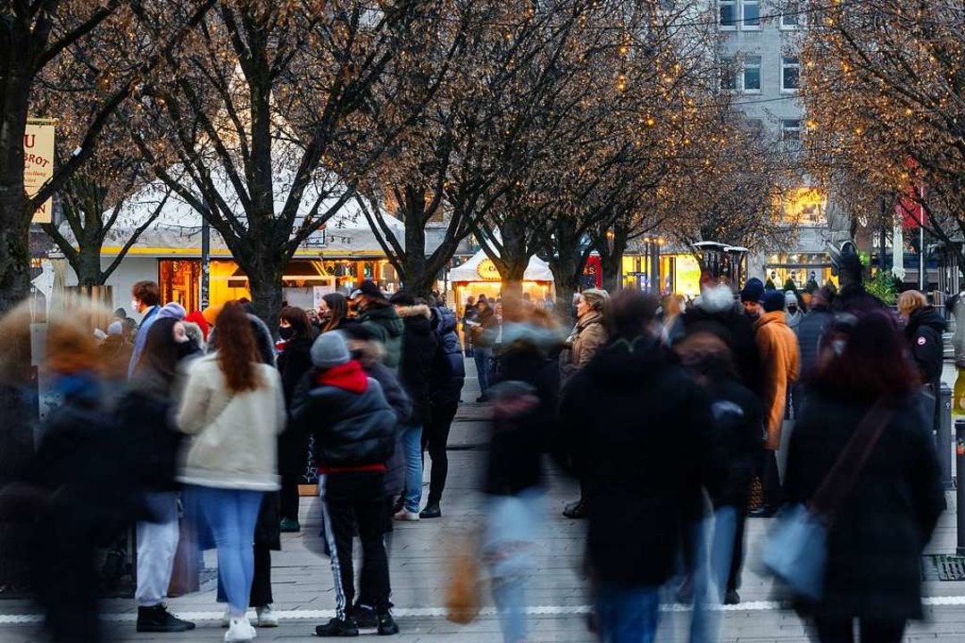 Shopper am Wochenende in Hamburg &#821...fte des tglichen Bedarfs geschlossen.  | Foto: Markus Scholz (dpa)