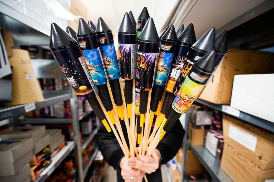 Der Verkauf von Feuerwerk wird in diesem Jahr verboten.  | Foto: Christophe Gateau (dpa)