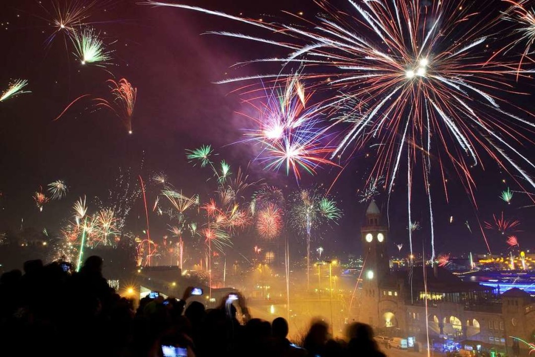 Silvester in Hamburg. In diesem Jahr gilt an Silvester ein Versammlungsverbot.  | Foto: Angelika Warmuth (dpa)