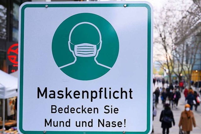 Auch Masken in Innenstdten, wie sie b...ie Corona-Infiziertenzahlen zu senken.  | Foto: Sebastian Kahnert (dpa)
