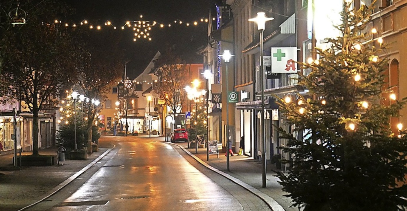 Die Hauptstraße in Wehr war weihnachtl...ch am langen Einkaufsabend in Grenzen.  | Foto: Michael Gottstein