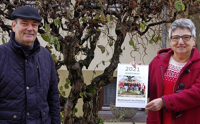 Astrid Hanschke und Klaus Weber prsentieren den neuen Kalender.  | Foto: Petra Wunderle