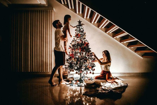 Weihnachten sieht in diesem Jahr fr manche Familien anders aus als sonst.  | Foto: Jonathan Borba (Unsplash)