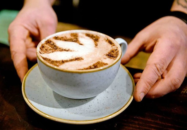 Auch Cappuccino mit Cannabidiol gibt e...ein das beruhigende Cannabidiol passt?  | Foto: Britta Pedersen (dpa)