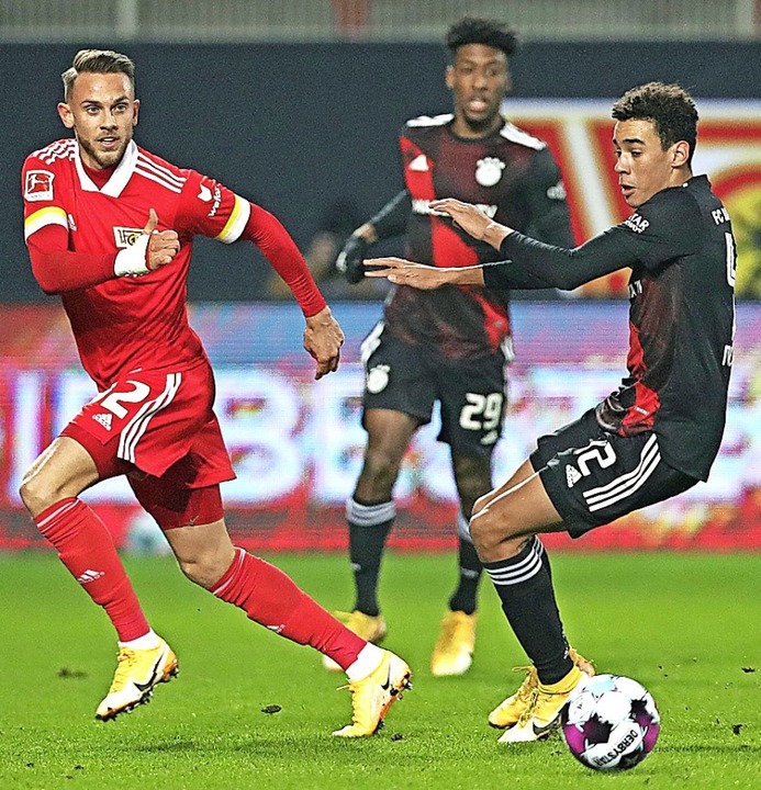 Jamal Musiala vom FC Bayern (rechts) u...vartsen von Union kämpfen um den Ball.  | Foto: Michael Sohn (dpa)