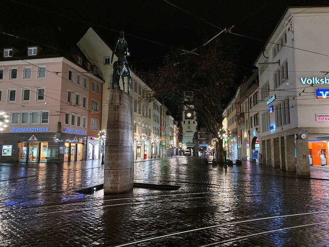 Fast menschenleer ist  die Freiburger Innenstadt am Samstag nach 20 Uhr.  | Foto: Michael Saurer