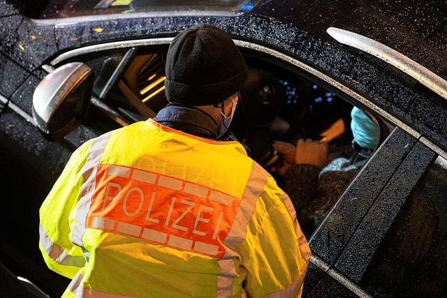 Ein Polizist in Stuttgart kontrolliert...en Ausgangsbeschrnkungen nach 20 Uhr.  | Foto: Sebastian Gollnow (dpa)
