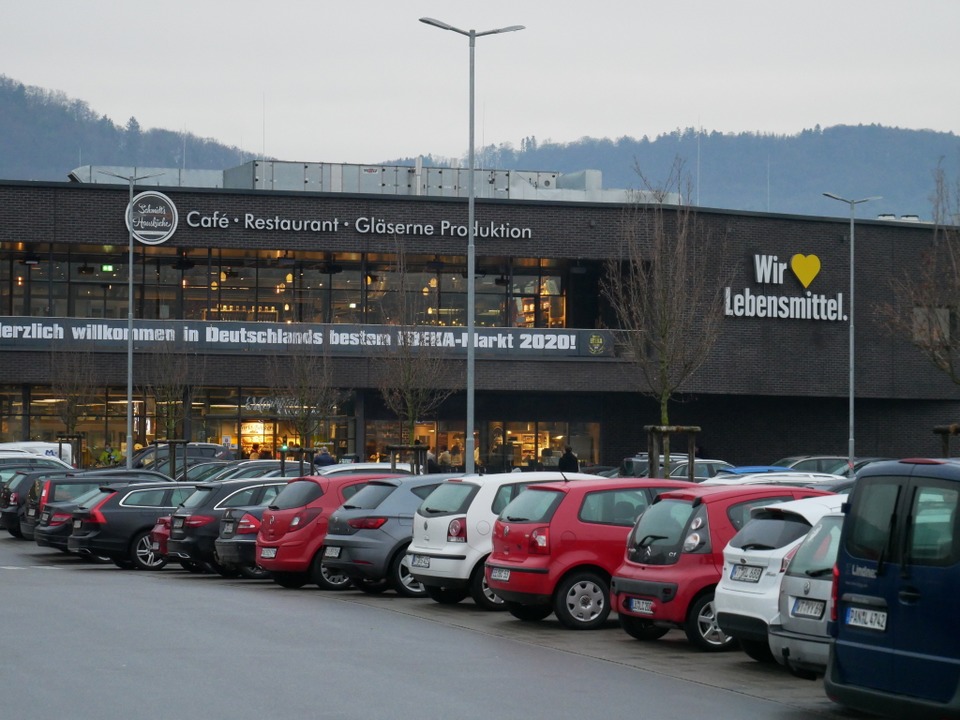 Wie üblich war beim Einkaufszentrum auf dem Brennet-Areal viel Betrieb.  | Foto: Michael Gottstein