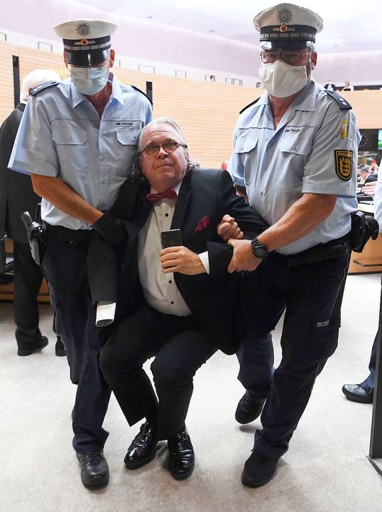 Heinrich Fiechtner wird aus dem Landtag von Baden-Wrttemberg getragen.  | Foto: Marijan Murat (dpa)